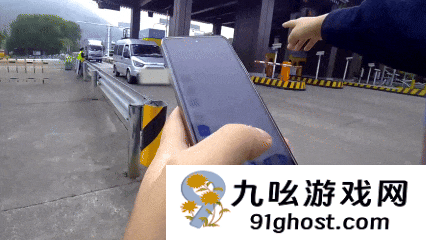 为赚200元外快 6座面包车严重超员：下来7个人 拉开门还有8个