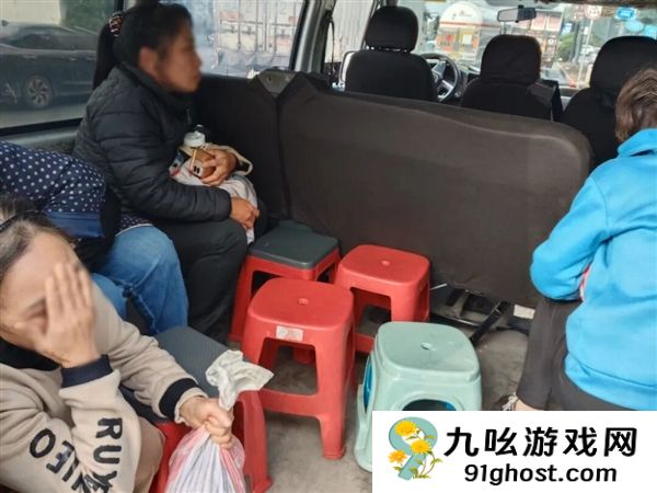 为赚200元外快 6座面包车严重超员：下来7个人 拉开门还有8个