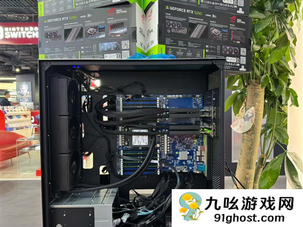 显卡自由：四块RTX  5090组装主机！几乎占据整个机箱
