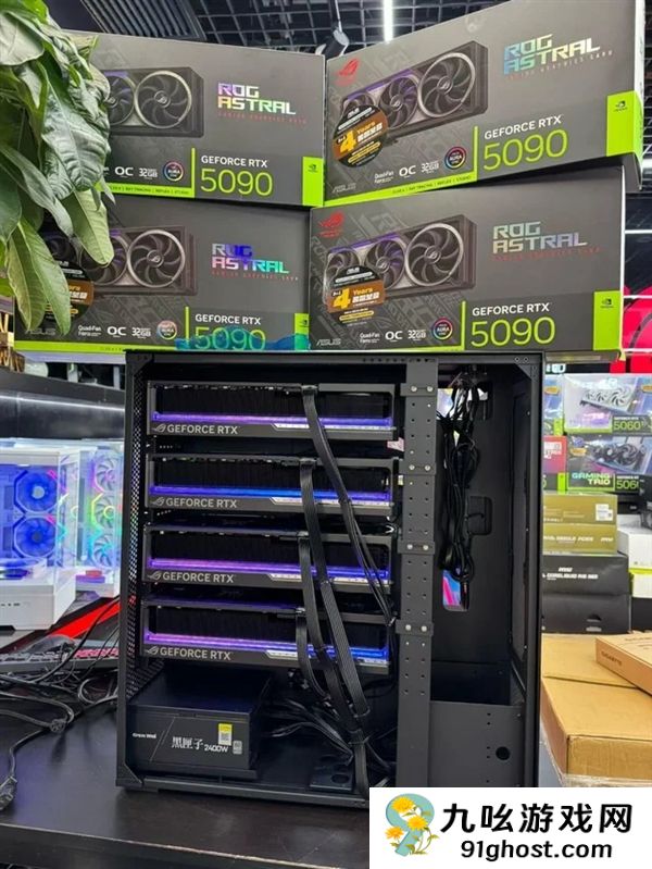 显卡自由：四块RTX  5090组装主机！几乎占据整个机箱