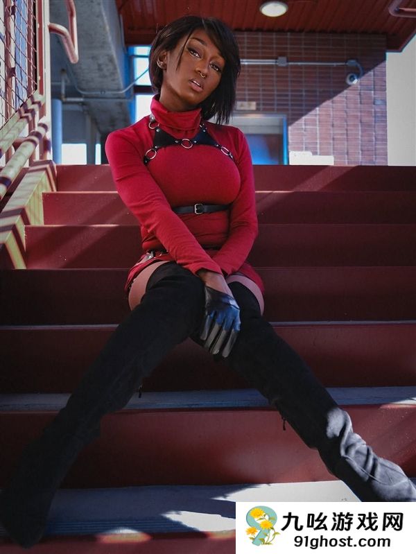 别样风情：黑妹Cos《生化危机4》艾达王