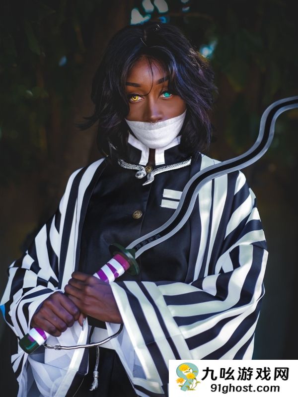 别样风情：黑妹Cos《生化危机4》艾达王