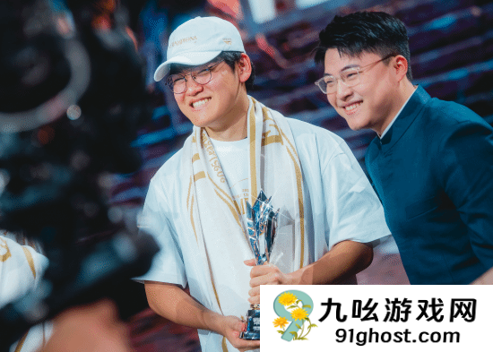 T1 Gumayusi展示FMVP奖杯：我偶像Uzi亲手颁的！