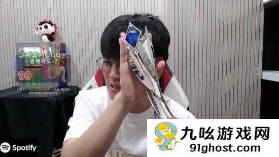 T1 Gumayusi展示FMVP奖杯：我偶像Uzi亲手颁的！