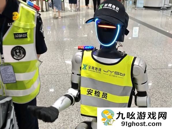 是否裁人引热议！深圳地铁启用机器人担任安检员