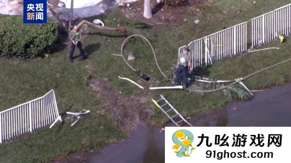 美国一架小飞机在佛州坠毁致两人死亡 机龄已将近50年