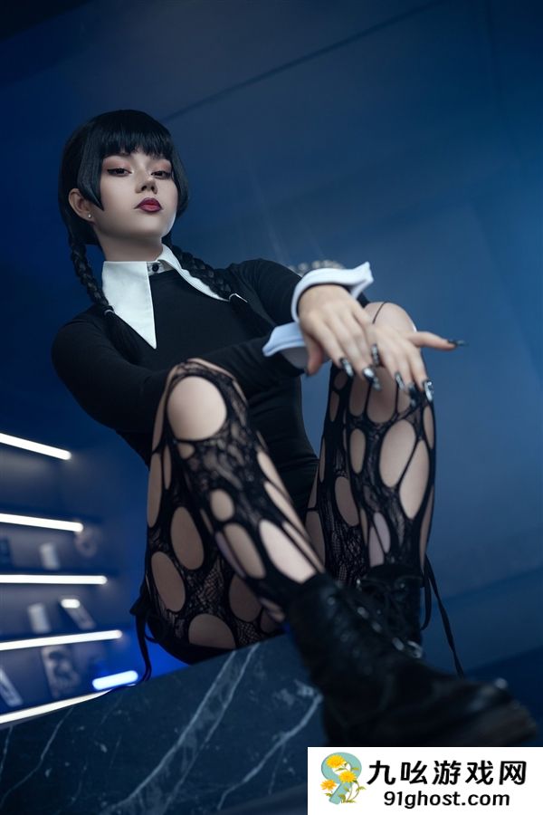 超还原！ 俄罗斯模特大胆cos神剧《星期三》女主