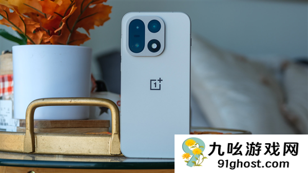 一加15在海外发布：全球首款高分高刷屏旗舰 6400元起