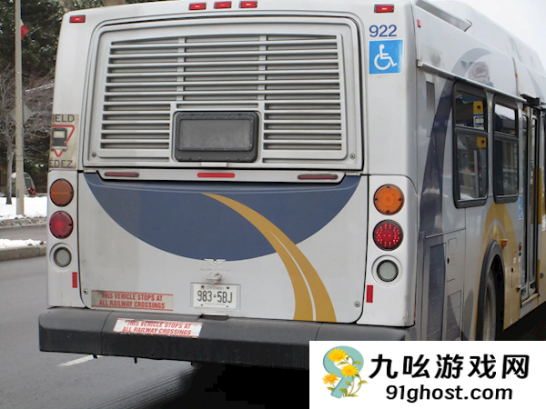 太离奇！加拿大男子劫走公交车后化身司机：一路停靠收费载客