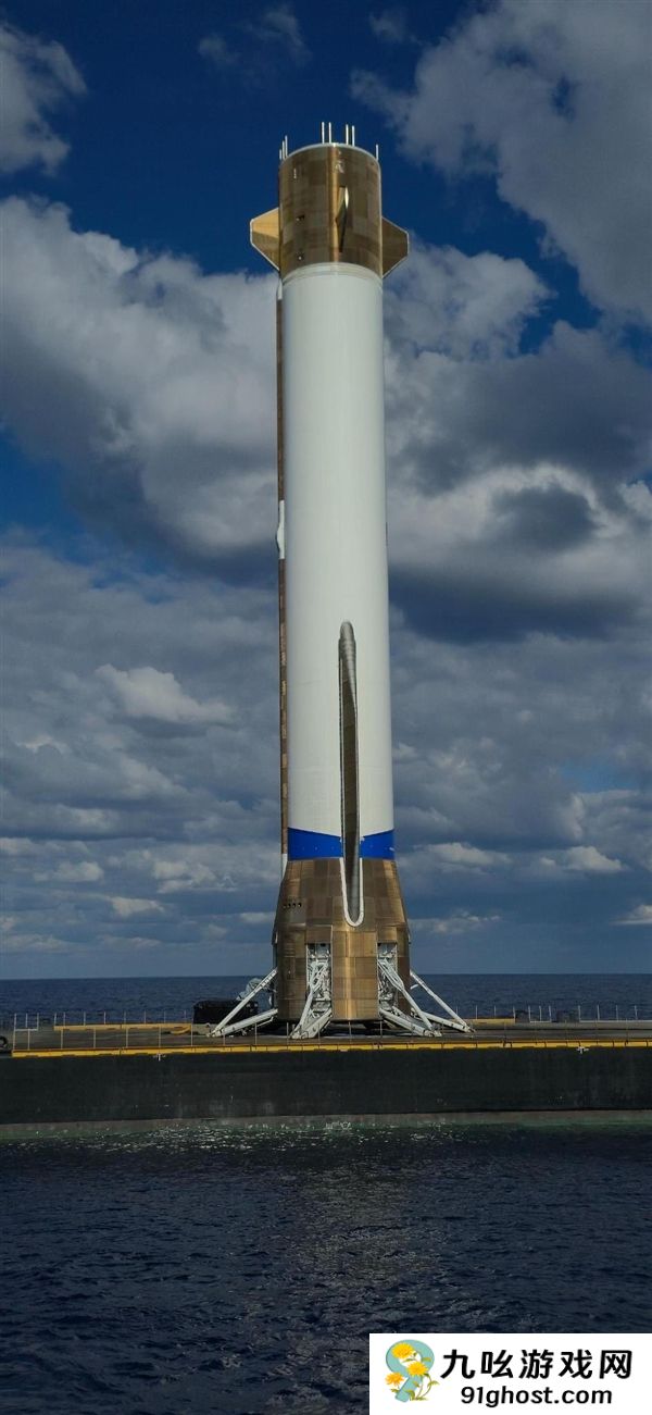 贝索斯晒“新格伦”火箭升空画面 马斯克：太美了