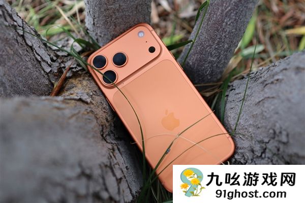 机主用湿巾把橙色iPhone  17 Pro  Max擦掉色：网友不相信是真的