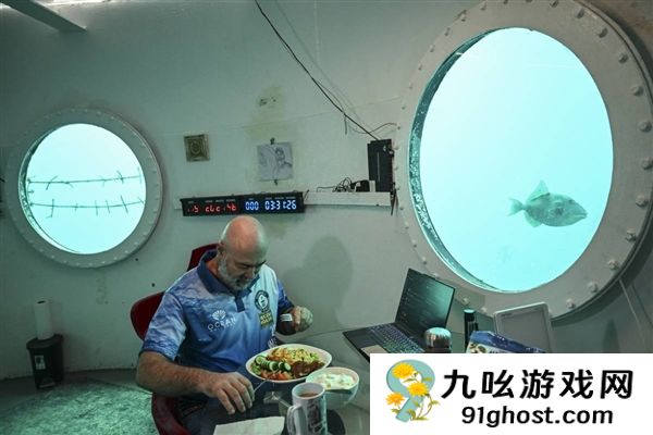 能上网但不能洗澡 德国男子水下生活120天破纪录