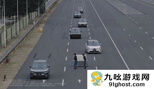 5台小鹏X9高速上120km/h自动绕行抛锚车 全程0追尾