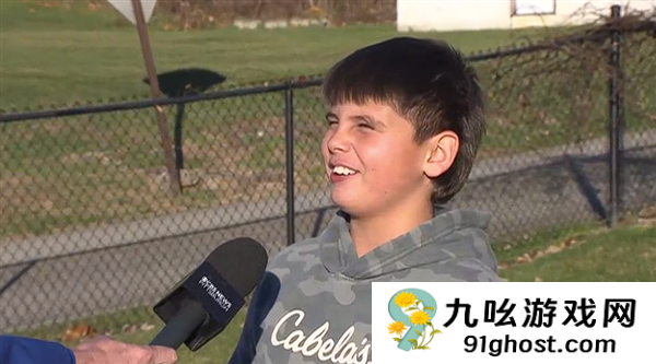 美国黑熊追杀男孩 冲进商店直接跳上收银台