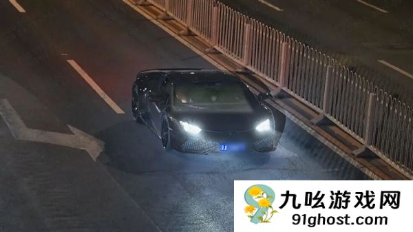 未成年人骗租兰博基尼跑车深夜炸街：多人被拘