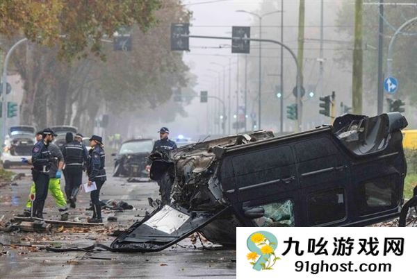意大利米兰发生惨烈事故：奔驰大G被撞翻车并断成两截