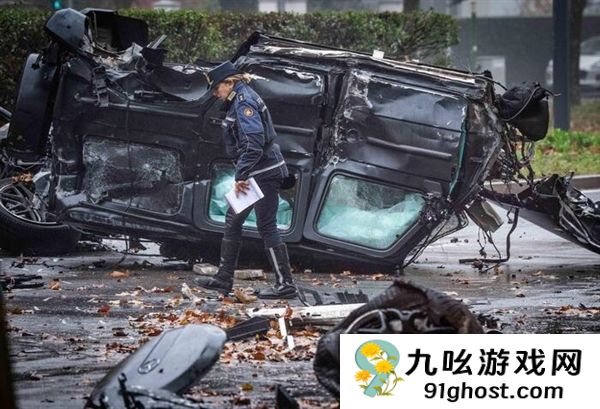 意大利米兰发生惨烈事故：奔驰大G被撞翻车并断成两截
