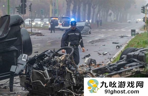 意大利米兰发生惨烈事故：奔驰大G被撞翻车并断成两截