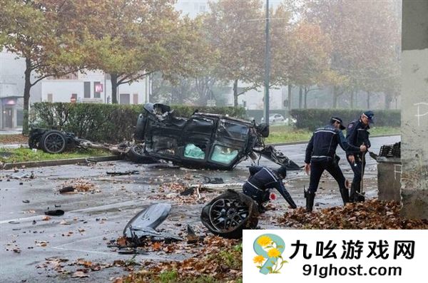 意大利米兰发生惨烈事故：奔驰大G被撞翻车并断成两截