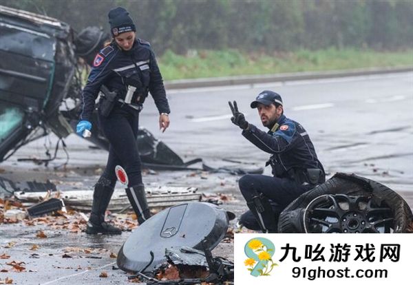 意大利米兰发生惨烈事故：奔驰大G被撞翻车并断成两截