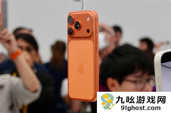 iPhone  18 Pro渲染图来了：酒红色机身+小号灵动岛 最美iPhone