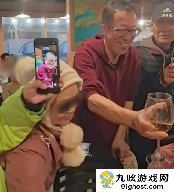 俞敏洪全员信翻车风波后被偶遇：请粉丝吃了三只帝王蟹