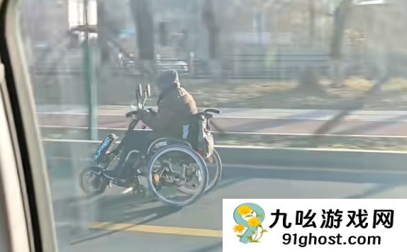 大爷坐轮椅快速路上狂飙：比汽车跑得都快