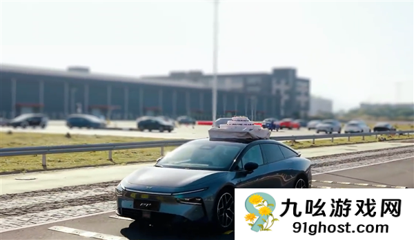 小鹏P7+上市一周年官方整活：车顶载32寸大蛋糕平稳过减速带