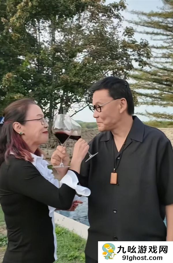 李国庆现身法国度假：与白月光妻子喝交杯酒 甜蜜对视