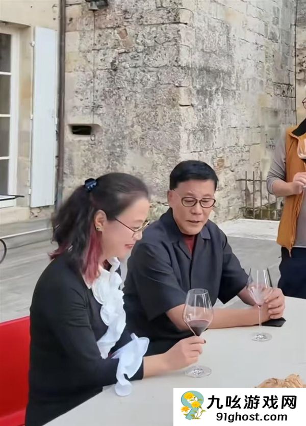 李国庆现身法国度假：与白月光妻子喝交杯酒 甜蜜对视