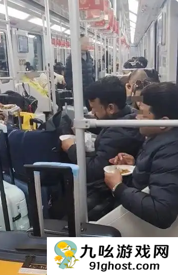 满车厢咖喱味！数名外国人在车厢内吃馅饼 上海地铁回应