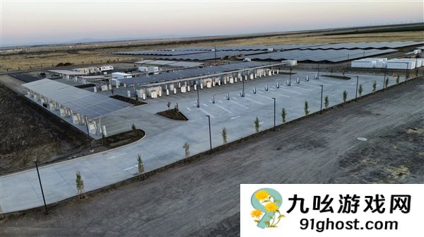 特斯拉全球最大充电站建成：168根充电桩 可完全脱离公共电网