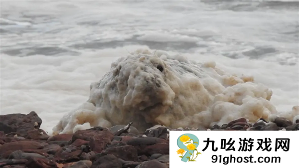 爱尔兰村庄出现罕见“泡沫雪” 像是洗洁精被打翻了