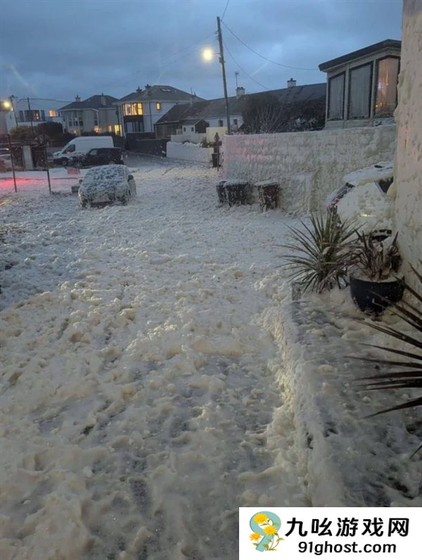 爱尔兰村庄出现罕见“泡沫雪” 像是洗洁精被打翻了
