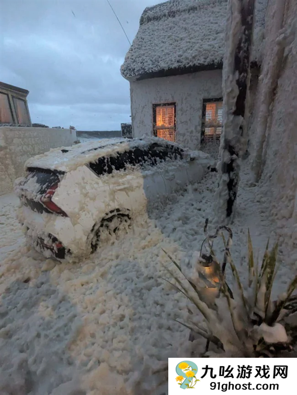 爱尔兰村庄出现罕见“泡沫雪” 像是洗洁精被打翻了