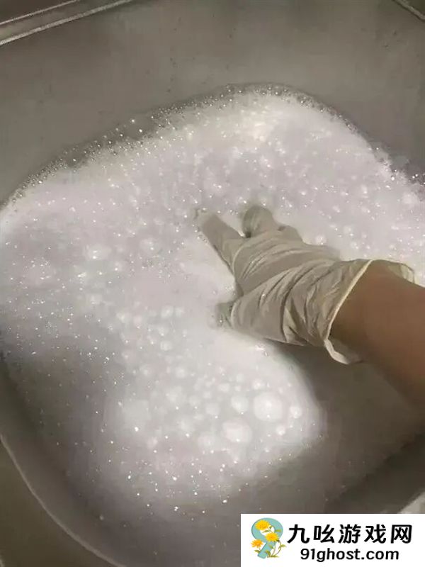 爱尔兰村庄出现罕见“泡沫雪” 像是洗洁精被打翻了