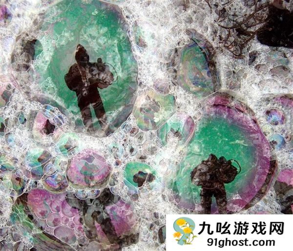 爱尔兰村庄出现罕见“泡沫雪” 像是洗洁精被打翻了