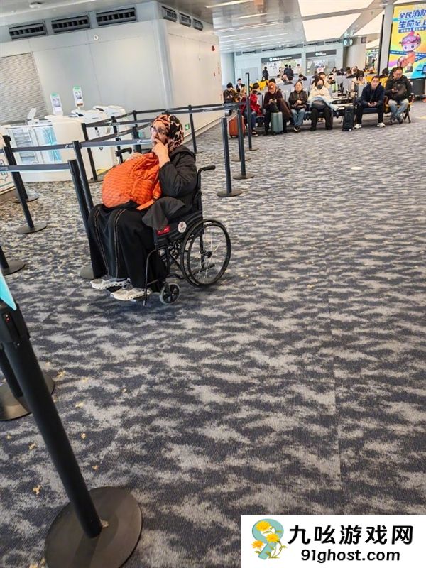 健全印度人坐轮椅引热议 被指浪费公共资源：杭州机场回应了