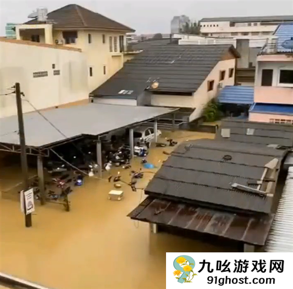 泰国遭遇世纪暴雨41人死亡：派遣航母充当“移动医院”