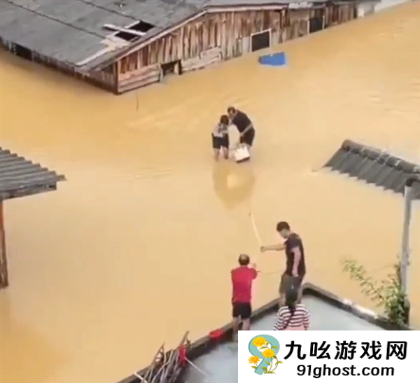 泰国遭遇世纪暴雨41人死亡：派遣航母充当“移动医院”