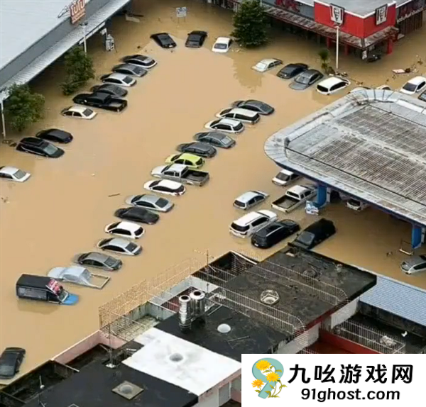 泰国遭遇世纪暴雨41人死亡：派遣航母充当“移动医院”