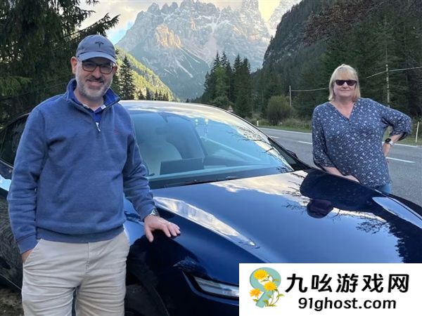 特斯拉Model  3被大树砸中护住乘员安全 车主又提新车支持马斯克