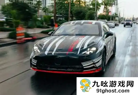 AMG首款纯电GT曝光！F1车手乔治·拉塞尔试驾直呼“疯狂”