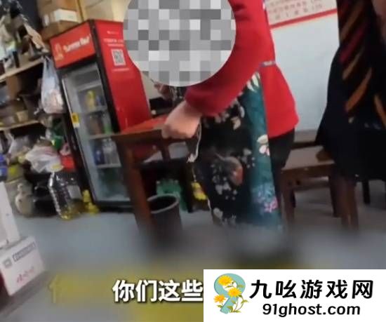 女子挑战不花钱生活蹭饭 被餐馆老板教育：不帮有钱人