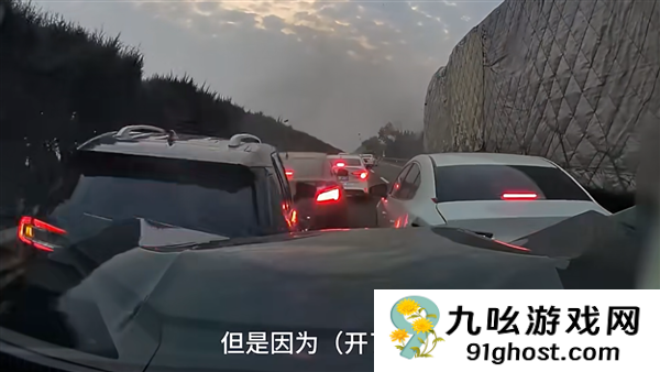 女子高速上连撞四车甩锅给定速巡航：我踩了 没刹住