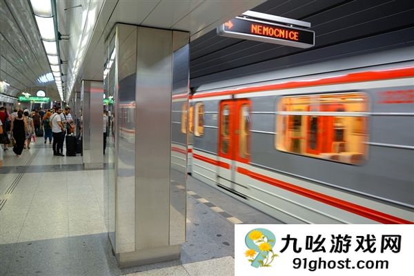 女子蹲坐车厢被摔倒男子压骨折 致十级伤残 起诉地铁方获赔15万