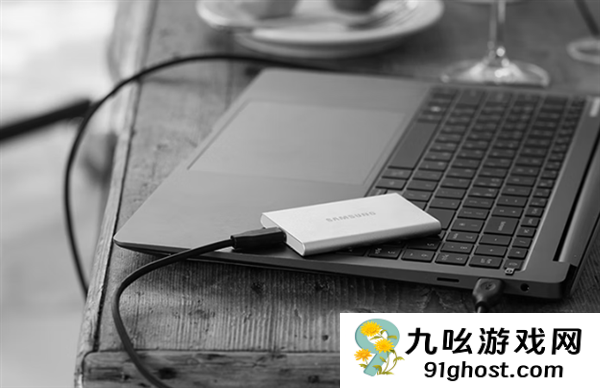 三星T7焕新版移动固态硬盘首发999元起：机身再生铝材质打造