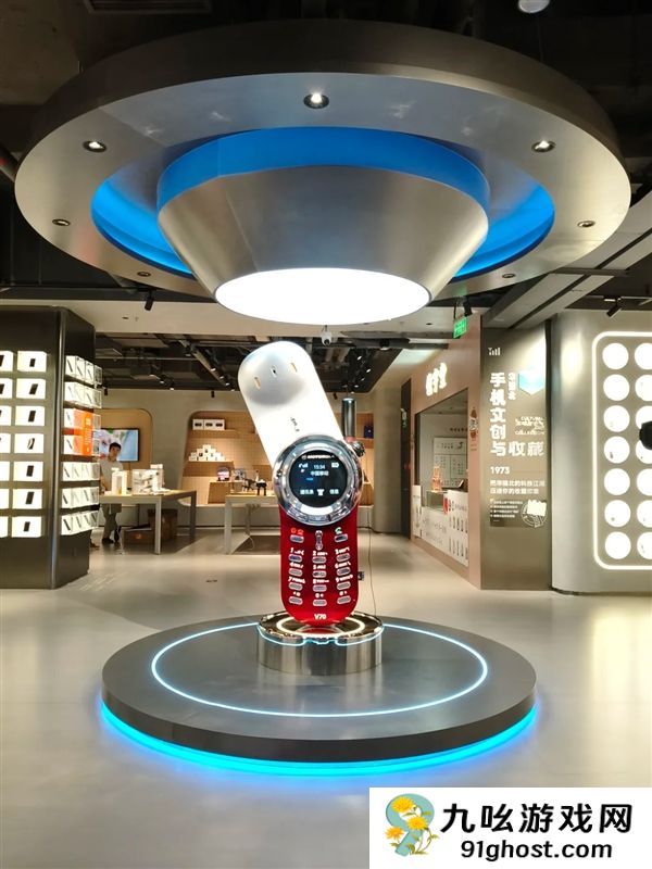 男子定制2米高摩托罗拉手机：精准还原V70 可正常通话