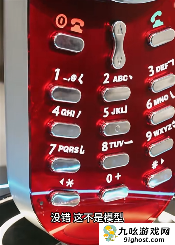 男子定制2米高摩托罗拉手机：精准还原V70 可正常通话