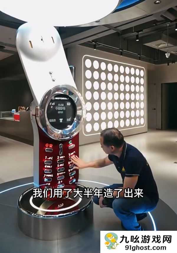 男子定制2米高摩托罗拉手机：精准还原V70 可正常通话